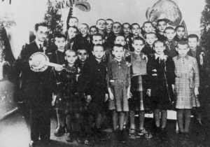 Children’s choir in Warsaw Ghetto, Lag ba-Omer 1942 Courtesy Yad Vashem Archives, Jerusalem