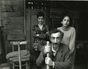  Family Fergana, Uzbekistan, 1999, black and white photograph by Zion Ozeri Museum of Jewish Heritage 