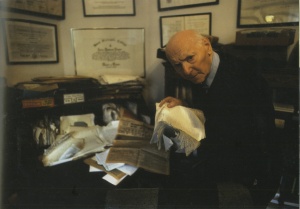 Isaac Bashevis Singer in his study (1978) Lambda c-print by Bruce Davidson Collection of the artist, courtesy of the Howard Greenberg Gallery. © Bruce Davidson Magnum Photos. 