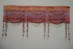 Hadeish Yameinu Ke’kedem (2009) cloth weaving by Laurie Wohl Courtesy Cultural Heritage Artists Project, New Haven